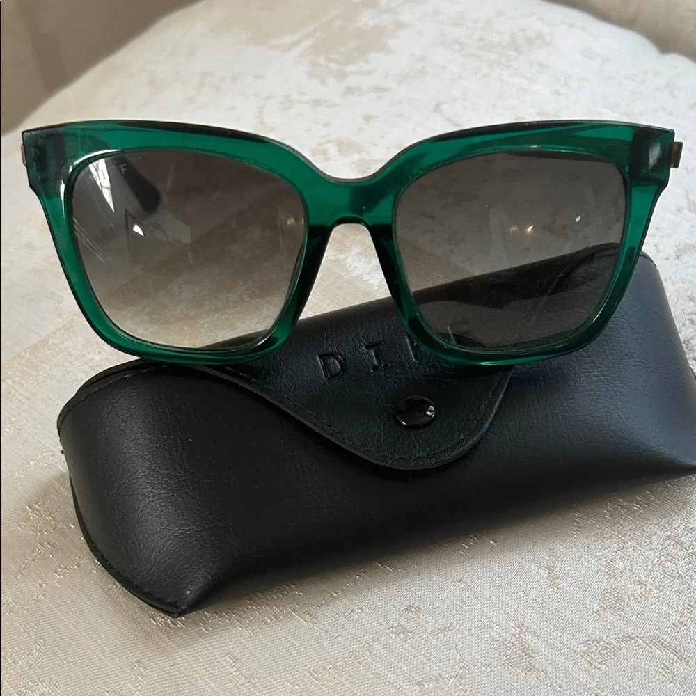 Diff Bella Sunglasses with Case